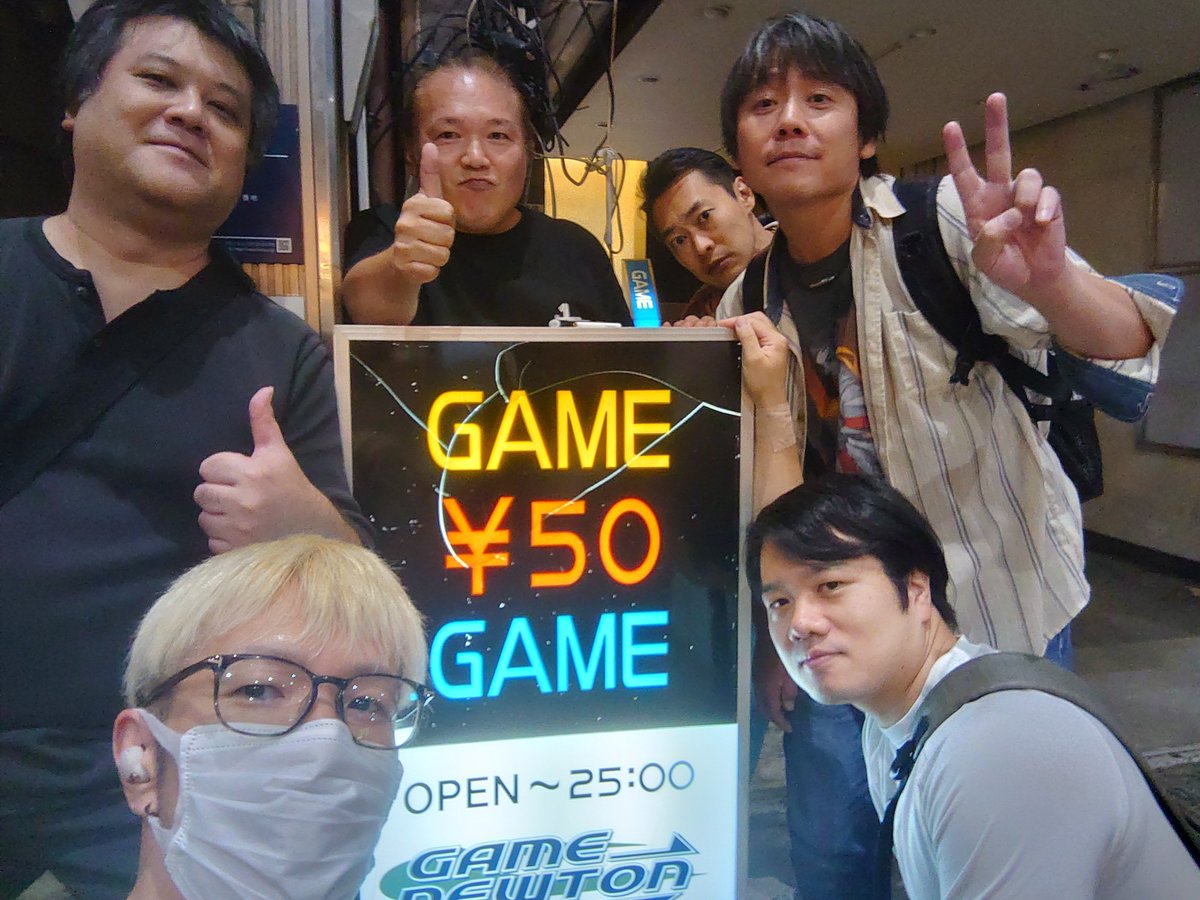 gigasmania's tweet photo. ニュートン後夜祭に参加してきました！
記念にニュートン前で松田さんとくにとニュートン過ぎる写真を。
めっちゃ楽しかったー https://t.co/7Uu5PFr5NF