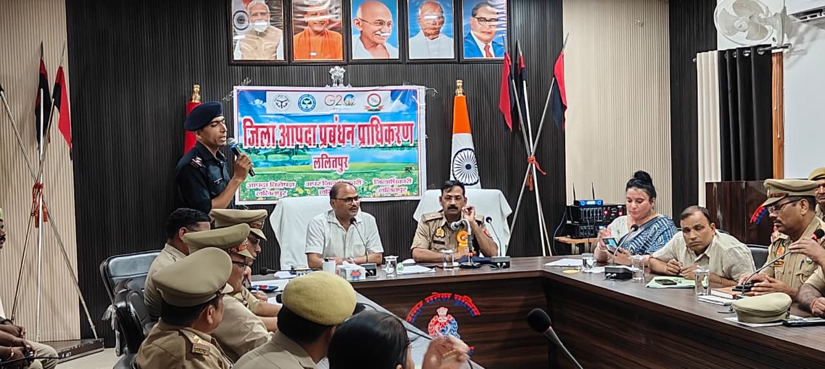 lalitpurpolice's tweet photo. #ADM श्री दिनेश कुमार व #Addl_SP @kaloosingh की उपस्थिति में NDRF टीम द्वारा पुलिस अधिकारी व कर्मचारियों को आपदा की परिस्थितियों में प्रभावी एवं त्वरित राहत-बचाव कार्य करने के उपायों का प्रशिक्षण प्रदान किया गया। इस दौरान आपदा के समय बचाव एवं राहत क��र्यों के संचालन, सुरक्षा उपायों तथा विभिन्न परिस्थितियों से कुशलतापूर्वक निपटने के व्यावहारिक तरीकों की जानकारी दी गई।
#LalitpurPolice #UPPolice #NDRF #DisasterManagement @deo_lalitpur