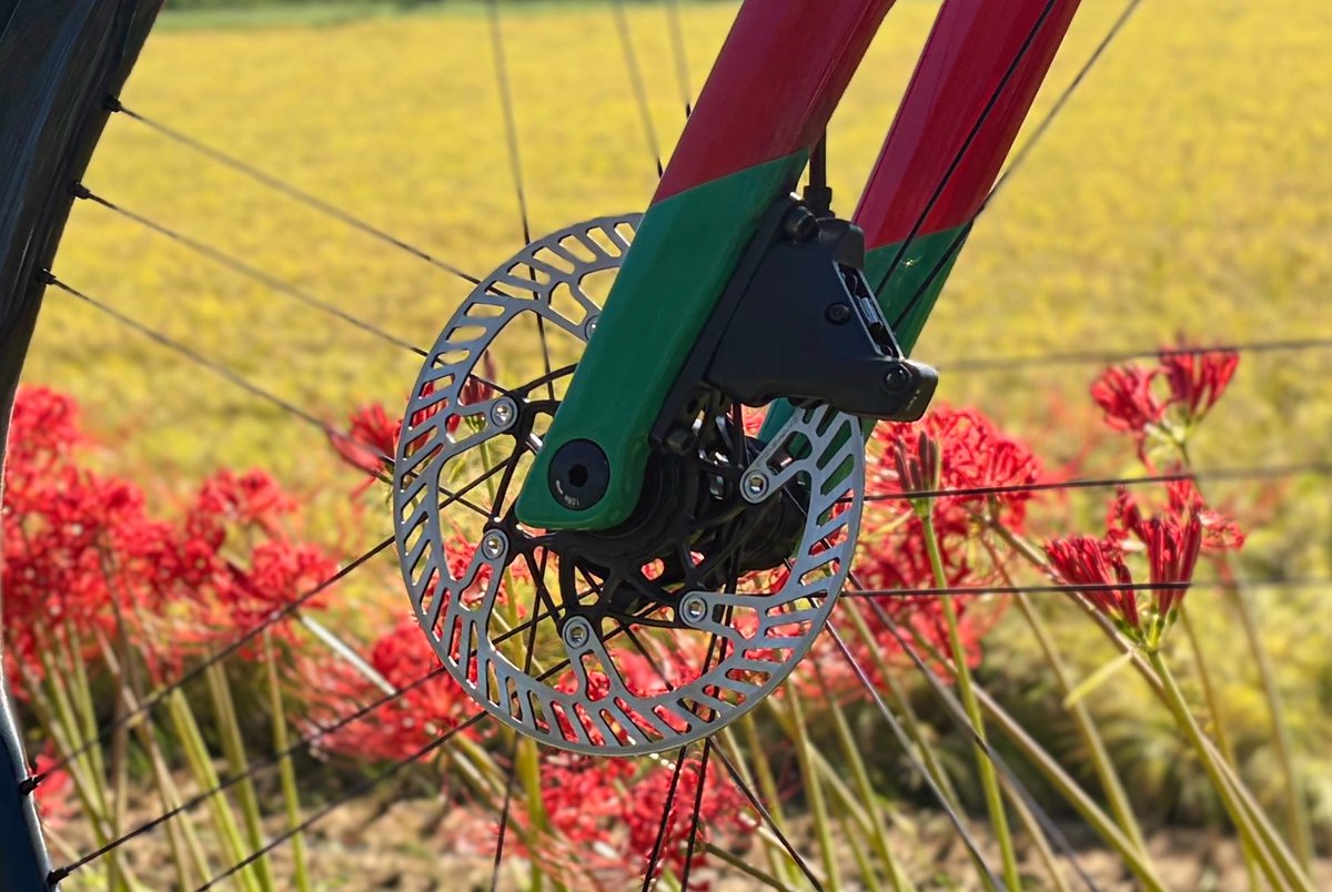 TsumugiCycle's tweet photo. カンパニョーロのローターをマグラ製と思っている人がいそうですが、おそらく違います
・ディスクブレーキ導入時にマスターシリンダとキャリパーはマグラ、他はカンパニョーロが作ったと明言されてる
・マグラとカンパニョーロのローターに構造も材料も共通点がほぼない
つづく↓ https://t.co/h4siAcMFxs