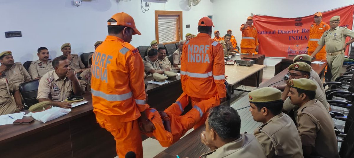 lalitpurpolice's tweet photo. #ADM श्री दिनेश कुमार व #Addl_SP @kaloosingh की उपस्थिति में NDRF टीम द्वारा पुलिस अधिकारी व कर्मचारियों को आपदा की परिस्थितियों में प्रभावी एवं त्वरित राहत-बचाव कार्य करने के उपायों का प्रशिक्षण प्रदान किया गया। इस दौरान आपदा के समय बचाव एवं राहत क��र्यों के संचालन, सुरक्षा उपायों तथा विभिन्न परिस्थितियों से कुशलतापूर्वक निपटने के व्यावहारिक तरीकों की जानकारी दी गई।
#LalitpurPolice #UPPolice #NDRF #DisasterManagement @deo_lalitpur