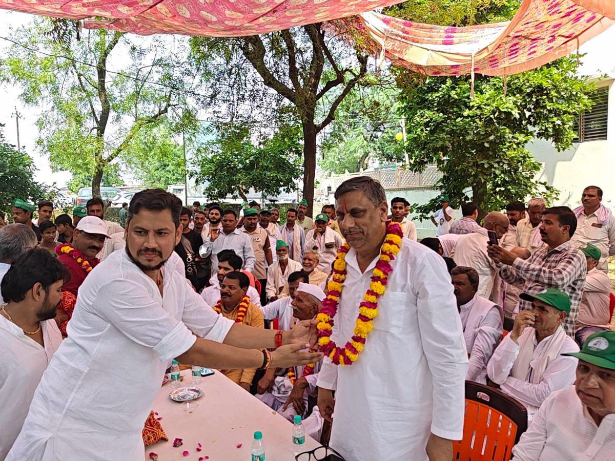 Rld_Sadabad_79's tweet photo. स्वाभिमान पदयात्रा का तीसरा दिन — बिसावर में उमड़ा जनसमूह।
वीर गोकुला जाट की प्रतिमा पर माल्यार्पण कर पदयात्रा का शुभारंभ हुआ।
यथार्थ चौधरी जी के संयोजन में बिसावर से मई तक कार्यकर्ताओं व क्षेत्रवासियों ने उत्साहपूर्वक सहभागिता की।
#स्वाभिमानपदयात्रा #बिसावर #सादाबाद #RLD https://t.co/0I70Q0MJiz
