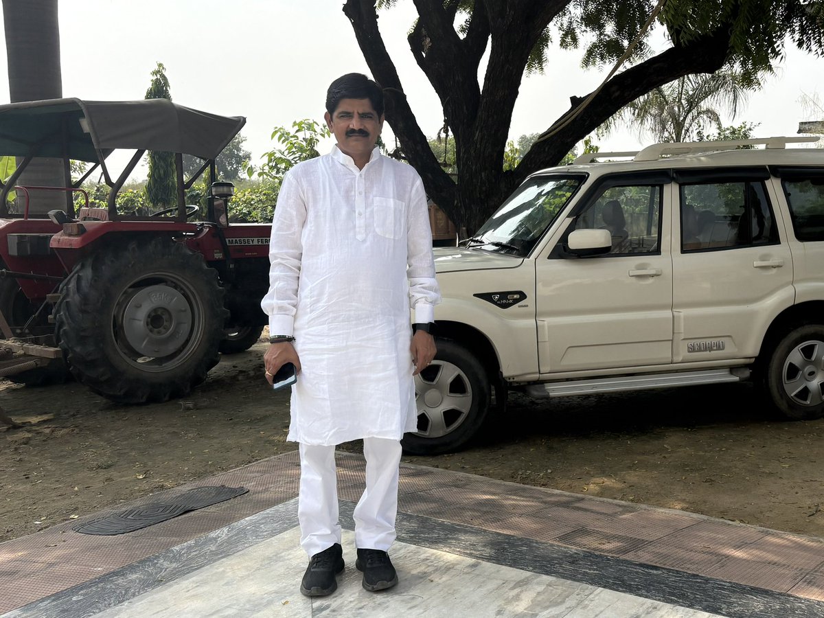 Rld_Sadabad_79's tweet photo. स्वाभिमान पदयात्रा का तीसरा दिन — बिसावर में उमड़ा जनसमूह।
वीर गोकुला जाट की प्रतिमा पर माल्यार्पण कर पदयात्रा का शुभारंभ हुआ।
यथार्थ चौधरी जी के संयोजन में बिसावर से मई तक कार्यकर्ताओं व क्षेत्रवासियों ने उत्साहपूर्वक सहभागिता की।
#स्वाभिमानपदयात्रा #बिसावर #सादाबाद #RLD https://t.co/0I70Q0MJiz