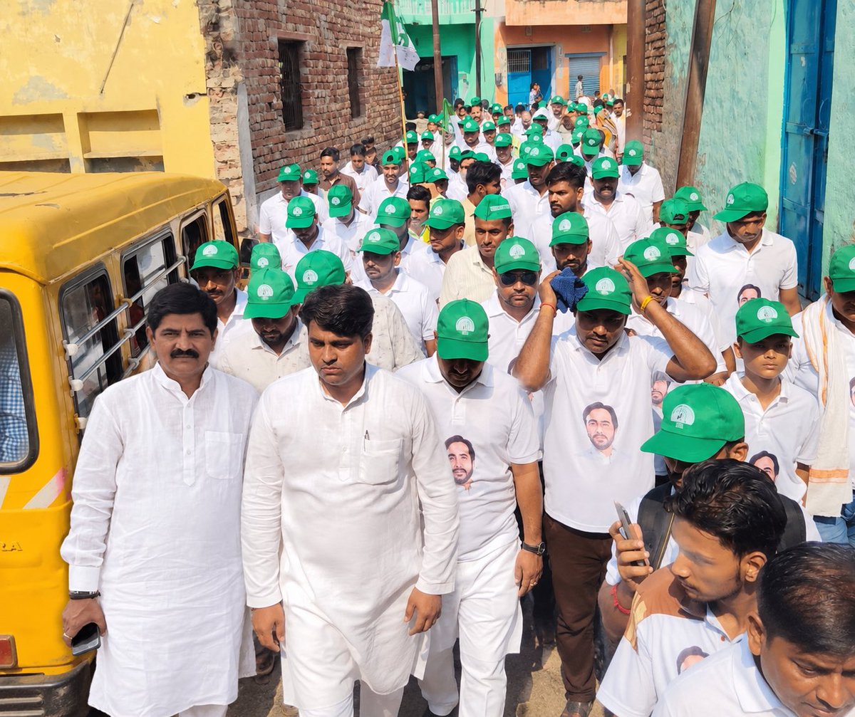 Rld_Sadabad_79's tweet photo. स्वाभिमान पदयात्रा का तीसरा दिन — बिसावर में उमड़ा जनसमूह।
वीर गोकुला जाट की प्रतिमा पर माल्यार्पण कर पदयात्रा का शुभारंभ हुआ।
यथार्थ चौधरी जी के संयोजन में बिसावर से मई तक कार्यकर्ताओं व क्षेत्रवासियों ने उत्साहपूर्वक सहभागिता की।
#स्वाभिमानपदयात्रा #बिसावर #सादाबाद #RLD https://t.co/0I70Q0MJiz