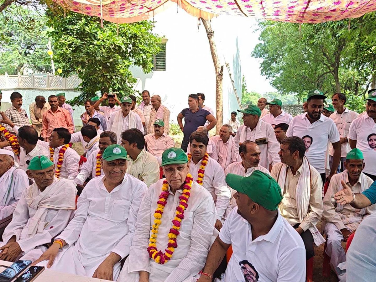 Rld_Sadabad_79's tweet photo. स्वाभिमान पदयात्रा का तीसरा दिन — बिसावर में उमड़ा जनसमूह।
वीर गोकुला जाट की प्रतिमा पर माल्यार्पण कर पदयात्रा का शुभारंभ हुआ।
यथार्थ चौधरी जी के संयोजन में बिसावर से मई तक कार्यकर्ताओं व क्षेत्रवासियों ने उत्साहपूर्वक सहभागिता की।
#स्वाभिमानपदयात्रा #बिसावर #सादाबाद #RLD https://t.co/0I70Q0MJiz