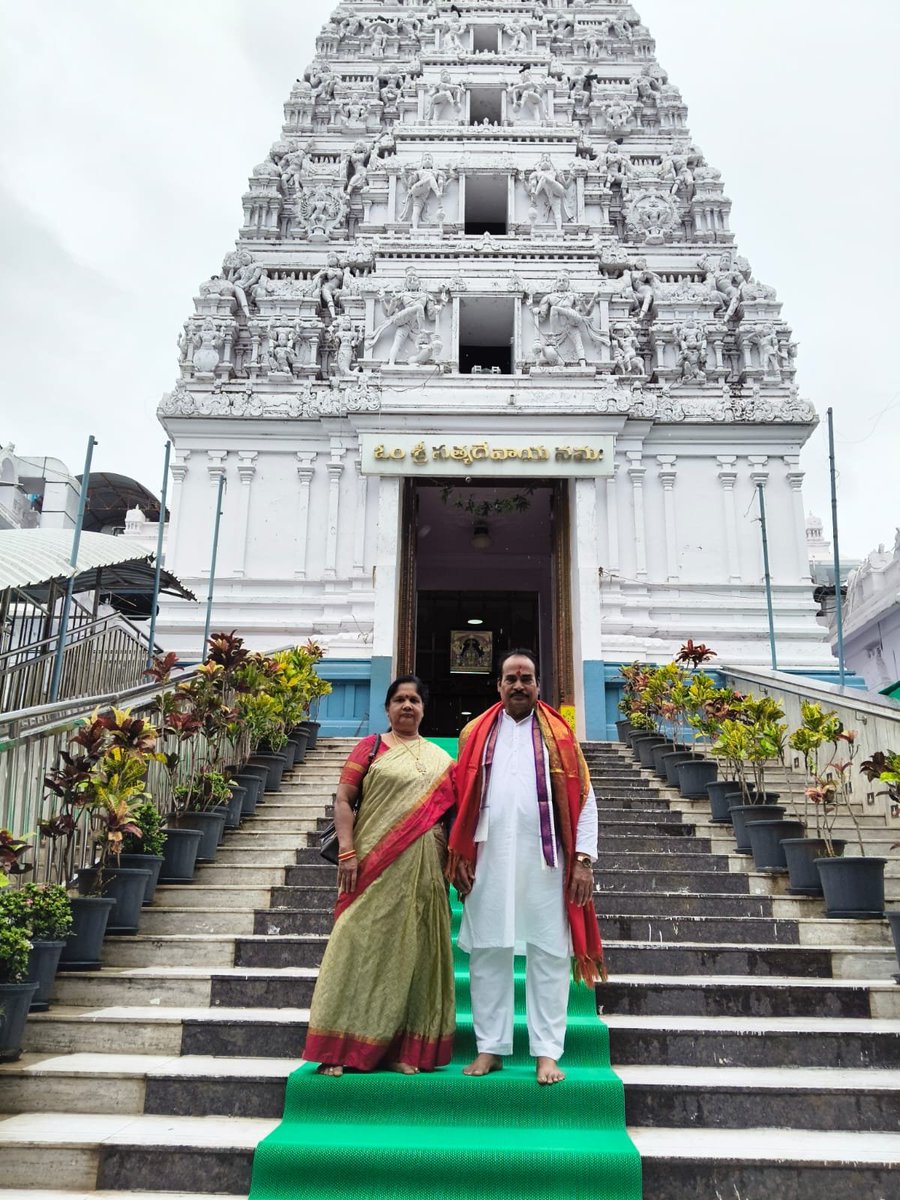 AraniiSrinivas's tweet photo. ఈరోజు అన్నవరం క్షేత్రంలో శ్రీ సత్యనారాయణ స్వామి వారిని సతీసమేతంగా దర్శించుకొని ప్రత్యేక పూజలు నిర్వహించి స్వామివారి ఆశీస్సులు పొందడం జరిగింది..
#annavaram #araniisrenevasulu #tirupatimla https://t.co/r2FfeiU604