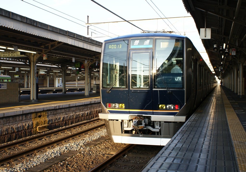 1054No's tweet photo. 【20年前の321系】
京阪神緩行線の新型車両として一気に39編成導入。長らく同線の顔だった水色の201系は、あっという間に見かけられなくなりました。
（平成18年） https://t.co/FJUaCUITgn