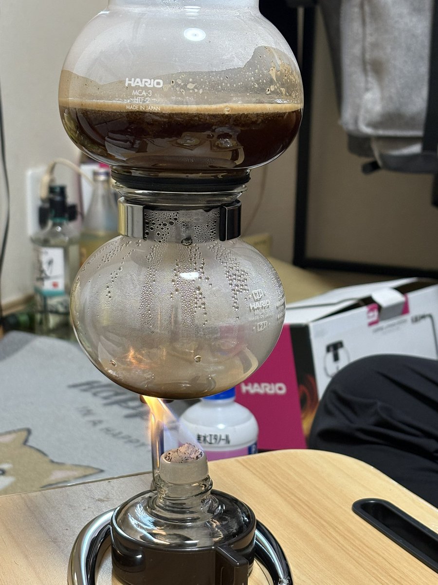 zerotype64's tweet photo. パイセンにコーヒー淹れてもらった
理科の実験みたいで面白かったし、美味かったな https://t.co/iqrchBs4BX