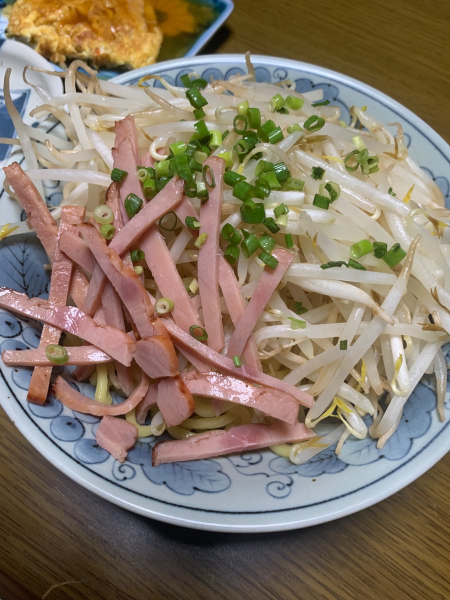 Yonaga_So's tweet photo. なんか、油そばの元を見つけたので雑に作った。もやし一袋ぶち込んだけどいいか https://t.co/aL9jNoxkAt
