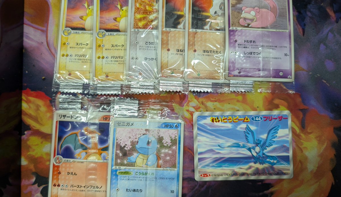 pokekan777's tweet photo. 当店、品揃えが
悪いらしいのですが
本日も激レアアイテムが
本日も入荷しております♥　

他のお店さんはこの10倍くらい
在庫あるのかな？🤗

見たことないけど🌚

あと、これはめくるとピカチュウ出てくるのかな？誘惑に負けそうです😋

#明治
#未開封
#リザードン https://t.co/aLfcojrayn