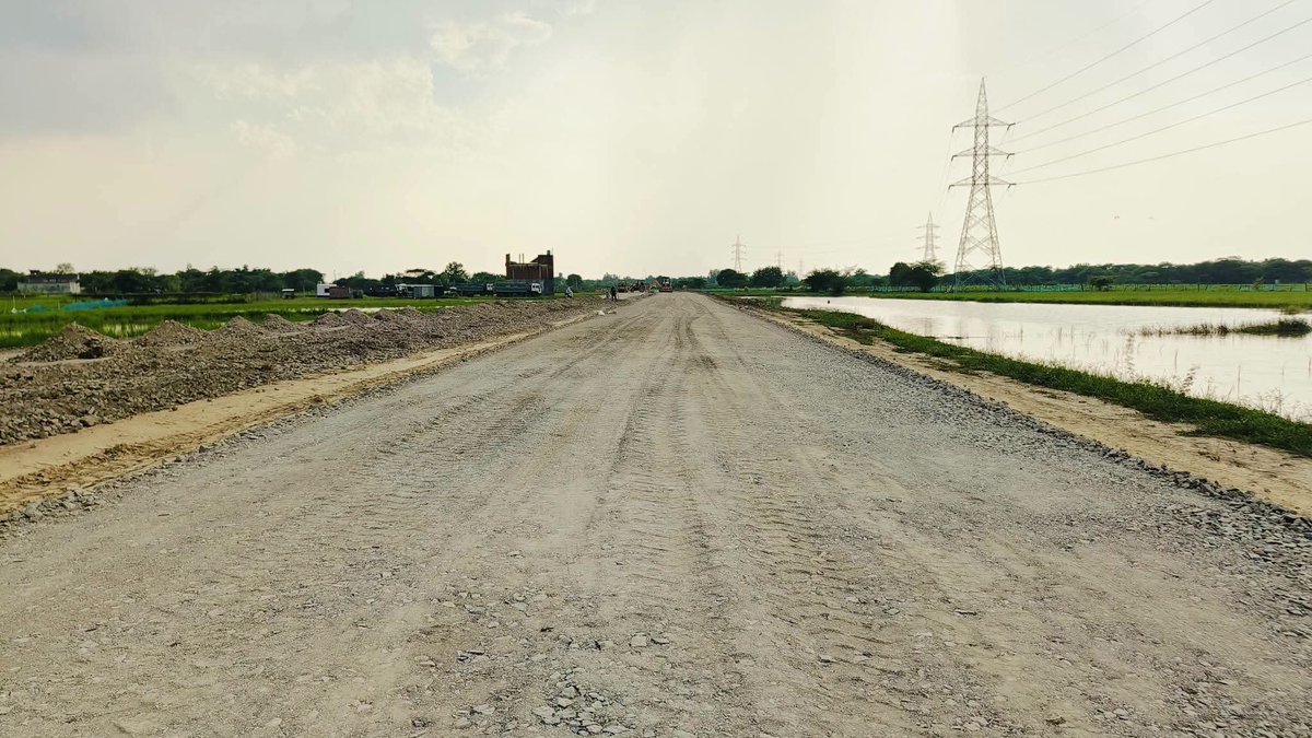 lucknow_index's tweet photo. Tarred Road Started to be laid out in UPCOMING MEGA IT CITY by LDA 🔥

Coming up between Sultanpur Road, Outer Ring Road, Indira Canal and Nagram Road, the township will be spread over 2800 Acers with ~800 Acres reserved for IT industries.

With 80 Mts wide roads, AI enabled traffic infra, underground cables, gold course, water bodies, greenery and what not, it will be the most hitech township of UP.