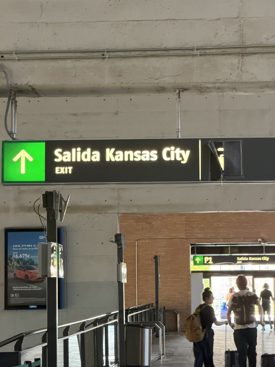 bloodelfwarlock's tweet photo. im in Sevilla, Spain extremely sleep deprived after traveling for 16+ hours and seriously thought i was having a stroke after reading this sign at the train station https://t.co/ljFE0SMrvV