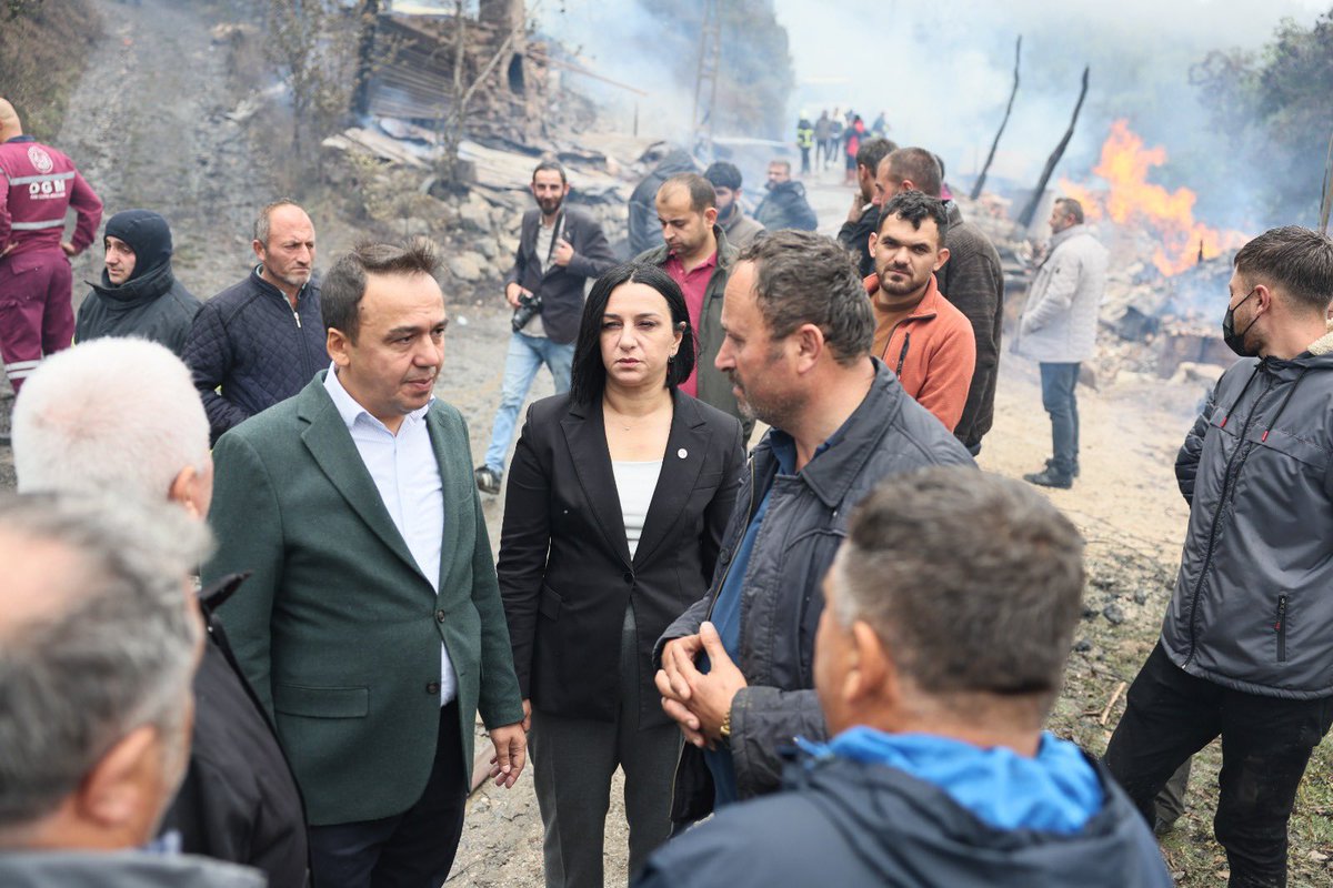 ilkekarabacak_'s tweet photo. Belediye Başkanımız @hasanbaltaciyep ve İlçe Başkanımız Cemal İlyasoğlu ile birlikte İnebolu Deresökü Köyümüze giderek yangından etkilenen hemşehrilerimize geçmiş olsun dileklerimizi ilettik.

Yangına müdahale eden tüm ekiplerimize teşekkür ediyor, görevleri başında olan herkese kolaylıklar diliyorum.

İnebolu’muza ve yangından etkilenen tüm hemşehrilerimize bir kez daha geçmiş olsun.