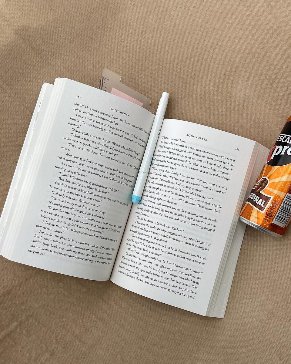 CarollTroeil's tweet photo. Summer photo dump (coffee, books, cats, and vacation) https://t.co/h83wTlti54
