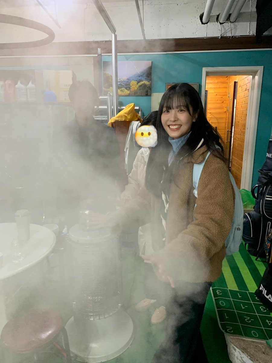 ohyejur's tweet photo. it was freezing outside so we found this spot with a little portable heater and steam going everywhere lol. tried warming up my hands and felt like i was standing in a fog machine but i’m warm and happy now so we made it. https://t.co/7nH86C5sC4