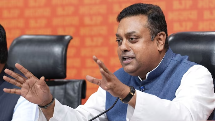 IndiaToday's tweet photo. BJP spokesperson #SambitPatra hit back at the Opposition over the #ElectionCommission's dissent report, asking how the #BJP could have benefited from voter deletions when it lost more than half of the 20 Bengal seats with the most deletions. He also defended the EC's deliberations as part of the democratic process. 

Read: https://t.co/cvVTbXojom