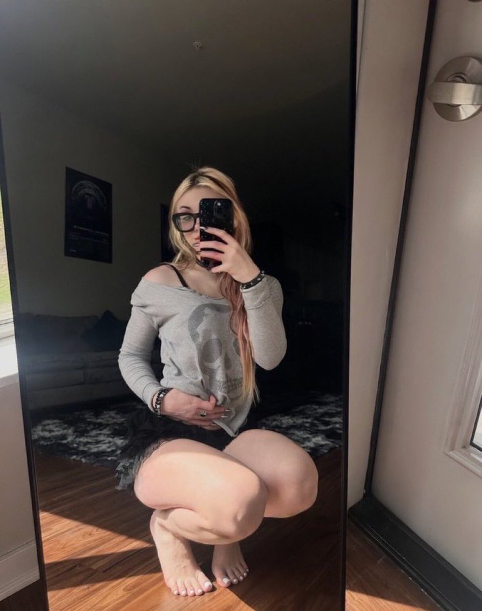Worshipaly0n's tweet photo. have u ever been bullied by a hot hooters blonde https://t.co/aP8jf6QWfg