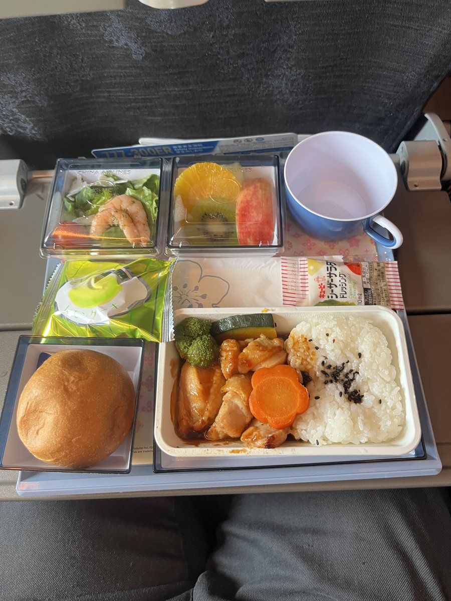 mikiya2010's tweet photo. いつもながらチャイナエアラインの機内食美味しくなかった
子供の機内食パンを少し食べさせてもらったけど….ん〜いらないかな https://t.co/FOOIz64TNw
