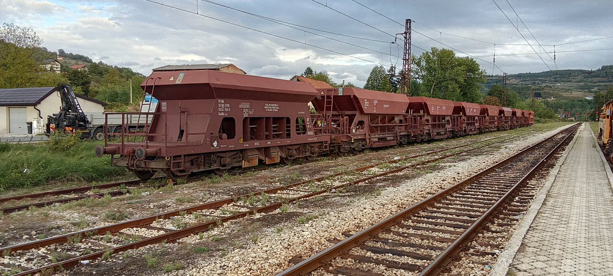 Edwin_da_proto's tweet photo. Train spotting biachhhhh >:D 

Almost had the chance to enter the trains cab but the 2nd hand man already began to move the train to change sides when the driver was on the side ladder ;w; but oh well there's next Tuesday for that :3
#trainspotting #bosnia #ŽFBH https://t.co/FTDcFAaU0u