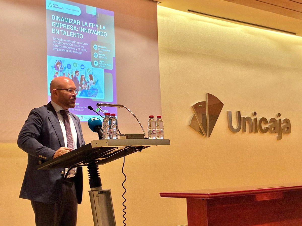 educacionmlg's tweet photo. El SG de #FP de @EducaAnd, Florentino Santos, y el DT de #Educación, @Miguel_Briones_, inauguran la jornada ‘Dinamizar la FP y la empresa’. El encuentro reúne a 174 docentes y empresarios para avanzar en la colaboración entre los centros de FP y el tejido productivo. #Innovación https://t.co/DLi83iwqEc