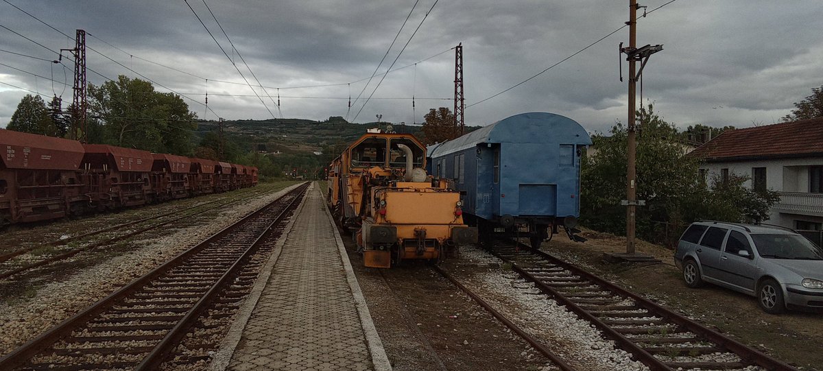 Edwin_da_proto's tweet photo. Train spotting biachhhhh >:D 

Almost had the chance to enter the trains cab but the 2nd hand man already began to move the train to change sides when the driver was on the side ladder ;w; but oh well there's next Tuesday for that :3
#trainspotting #bosnia #ŽFBH https://t.co/FTDcFAaU0u