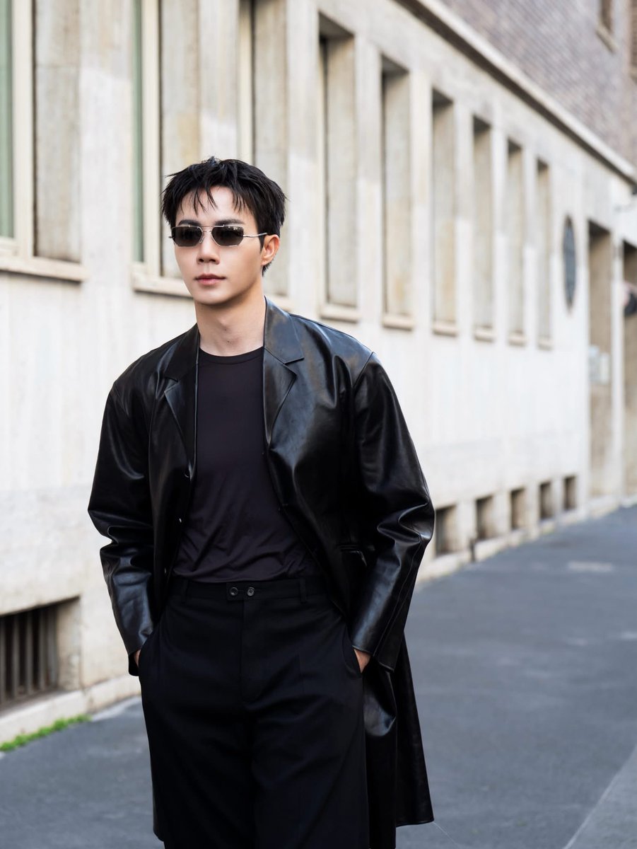 GooddayEnews's tweet photo. “ซี พฤกษ์” มาในลุค All Black เน้นความเรียบเท่และสง่างาม ตั้งแต่โค้ตหนังทรงยาวที่ช่วยเพิ่มมิติให้ซิลูเอต ไปจนถึงเสื้อยืดและกางเกงทรงตรงที่คุมโทนเดียวกัน พร้อมเติมความคมด้วยแว่นตากันแดดทรงเรียว สะท้อนภาพลักษณ์ของชายหนุ่มที่สุขุมและร่วมสมัยในแบบฉบับ Jil Sander

#JILSANDERxZEEPRUK
#JILSANDER
#ZeePruk
#GooddayEnews