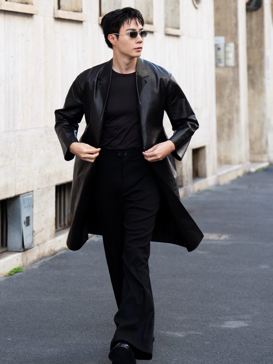 GooddayEnews's tweet photo. “ซี พฤกษ์” มาในลุค All Black เน้นความเรียบเท่และสง่างาม ตั้งแต่โค้ตหนังทรงยาวที่ช่วยเพิ่มมิติให้ซิลูเอต ไปจนถึงเสื้อยืดและกางเกงทรงตรงที่คุมโทนเดียวกัน พร้อมเติมความคมด้วยแว่นตากันแดดทรงเรียว สะท้อนภาพลักษณ์ของชายหนุ่มที่สุขุมและร่วมสมัยในแบบฉบับ Jil Sander

#JILSANDERxZEEPRUK
#JILSANDER
#ZeePruk
#GooddayEnews