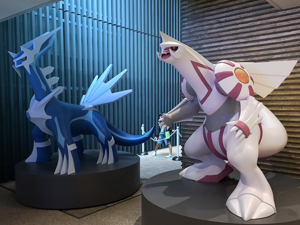 real_dash_life's tweet photo. 日本橋 ＆ 八重洲の周遊ナゾ『ポケモンレジェンドリサーチ』を遊んできた！

展示が凄くて大興奮！どこ見てもポケモンがすごーい！
ナゾがどれも面白い＆ポケモン愛を感じる！

❗️注意点❗️
✅死ぬほど混んでいる(キット引換えだけで長蛇の列)
✅小学生にはむずかしい難易度
✅ナゾに使わないポケモンの展示に寄り道してしまう

純粋にナゾを解くだけなら2時間くらいで終わりそうだけど、ナゾに使わない展示にも寄り道してしまう＆混んでいるので、普通に楽しむと4~５時間くらいかかる。

１つ１つのナゾをその場で解くと、ずっと立ちっぱなしになるので、

ナゾに必要な写真を４～８個くらい撮影したら、近場のカフェに入って、まとめてナゾを解くのがオススメだよ。

＃伝ポケリサーチ