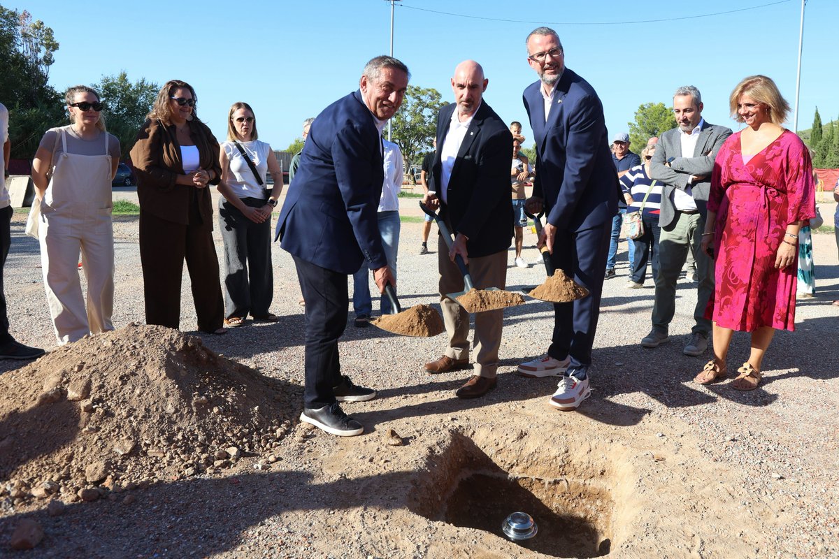 PremsaAMB's tweet photo. [ACTUALITAT] 🏗️🏢 Primera pedra a la futura sala polivalent @aj_elpapiol!

➡️El futur edifici acollirà diferents activitats socioculturals del municipi amb la màxima polivalència i versatilitat amb l'objectiu de potenciar la participació comunitària https://t.co/rsm1hizZoC