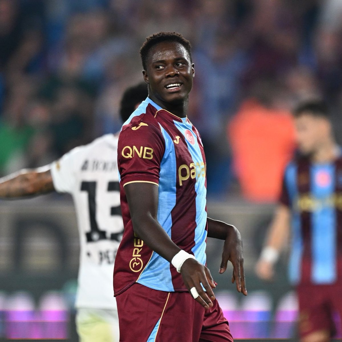 DeportesReports's tweet photo. Trabzonspor'da Franculino'nun sözleşmesindeki 8 milyon euroluk bonus devreye girdi.

Böylece Midtjylland'ın transferden elde edeceği garanti gelir, 17 milyon euroluk bonservis bedeliyle birlikte 25 milyon euroya yükseldi. (TM) https://t.co/JFagafsBON
