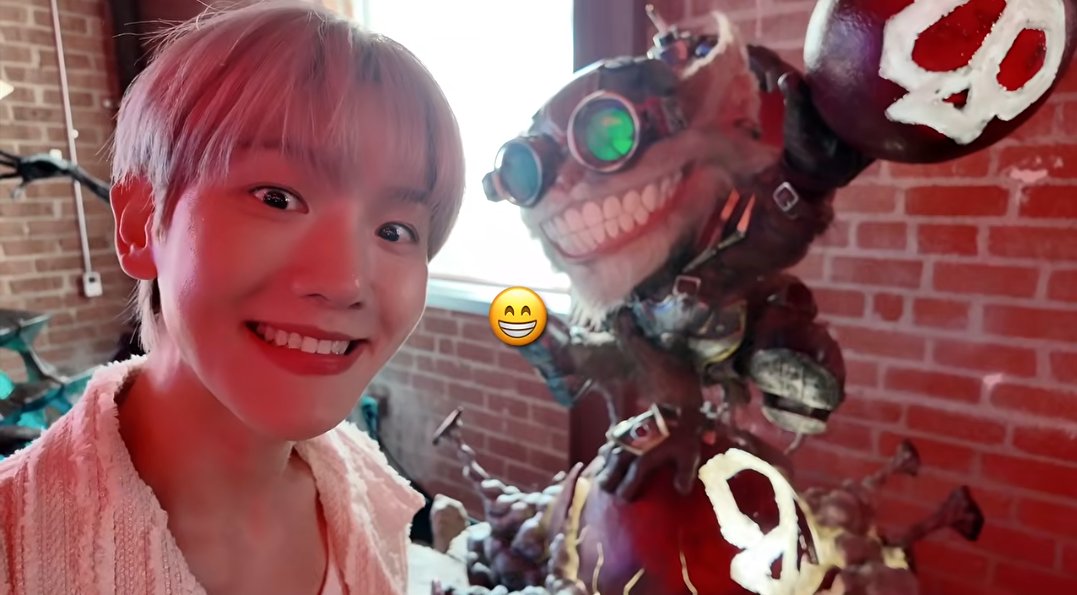 PopBaeks's tweet photo. Baekhyun tours Riot Games at their invitation.

(https://t.co/pAyMv4zvwN) https://t.co/2IqqzM2Cb4
