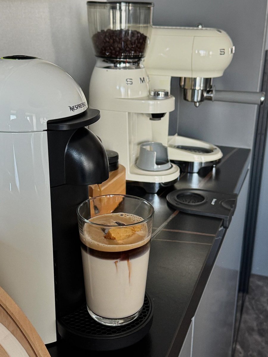 SilvanaLoden's tweet photo. This was my breakfast today: cinnamon roll, caramel oatmeal iced latte, and a kiwi. Capsule coffee machines are so convenient! https://t.co/H6pk3wQw2z