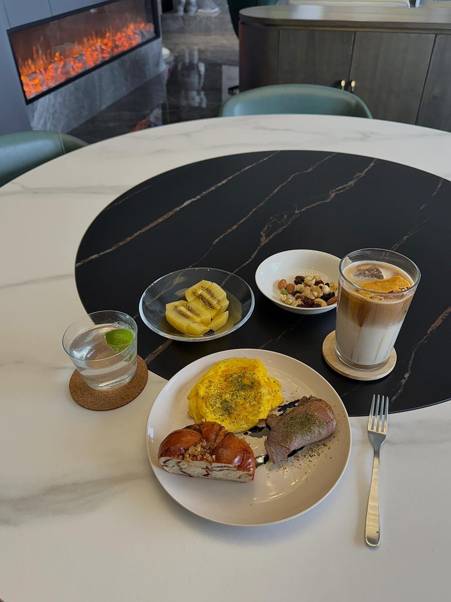 SilvanaLoden's tweet photo. This was my breakfast today: cinnamon roll, caramel oatmeal iced latte, and a kiwi. Capsule coffee machines are so convenient! https://t.co/H6pk3wQw2z