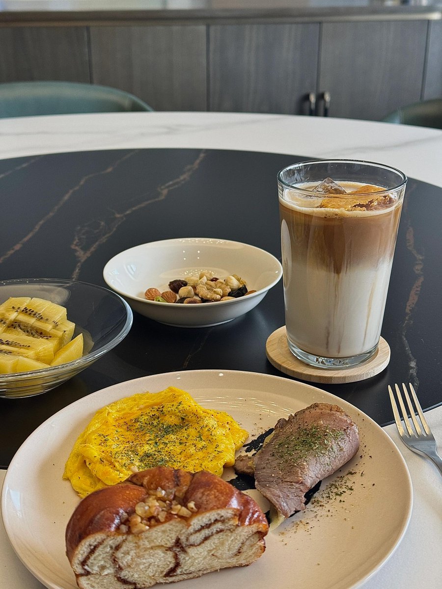SilvanaLoden's tweet photo. This was my breakfast today: cinnamon roll, caramel oatmeal iced latte, and a kiwi. Capsule coffee machines are so convenient! https://t.co/H6pk3wQw2z