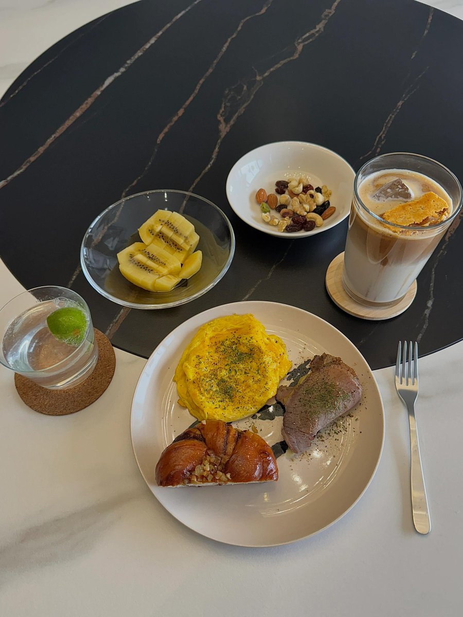 SilvanaLoden's tweet photo. This was my breakfast today: cinnamon roll, caramel oatmeal iced latte, and a kiwi. Capsule coffee machines are so convenient! https://t.co/H6pk3wQw2z