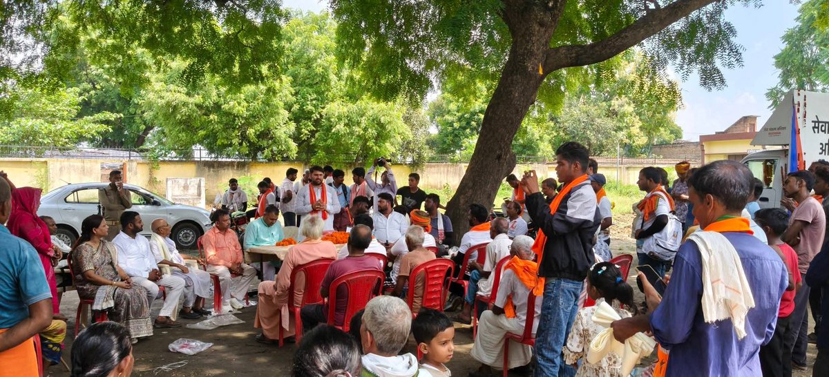 _pathak2's tweet photo. ‘सेवा ही संगठन’ के भाव के साथ आगे बढ़ रही #VaranasiSeVadnagarSevaYatra अपने हर पड़ाव पर जनचेतना, संस्कार और बदलाव का एक नया अध्याय लिख रही है।
जनपद कानपुर के घाटमपुर विधानसभा में जिला अध्यक्ष जी ने सभी का स्वागत किया।
उसके बाद वृक्षारोपण किया गया।
#सेवा_संकल्प_अभियान https://t.co/eOYGyz1VMB