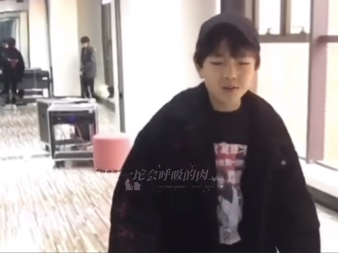 Killduvq's tweet photo. 我特别��魂穿这个stf呀 看着我的两个宝贝  一个在萌萌的唱歌 一个在旁边劲劲的跳舞 我就觉得好幸福呀 人生圆满了 https://t.co/OLxPM92lRq
