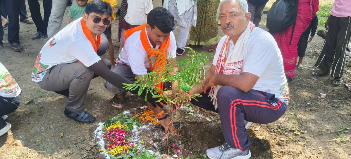 _pathak2's tweet photo. ‘सेवा ही संगठन’ के भाव के साथ आगे बढ़ रही #VaranasiSeVadnagarSevaYatra अपने हर पड़ाव पर जनचेतना, संस्कार और बदलाव का एक नया अध्याय लिख रही है।
जनपद कानपुर के घाटमपुर विधानसभा में जिला अध्यक्ष जी ने सभी का स्वागत किया।
उसके बाद वृक्षारोपण किया गया।
#सेवा_संकल्प_अभियान https://t.co/eOYGyz1VMB
