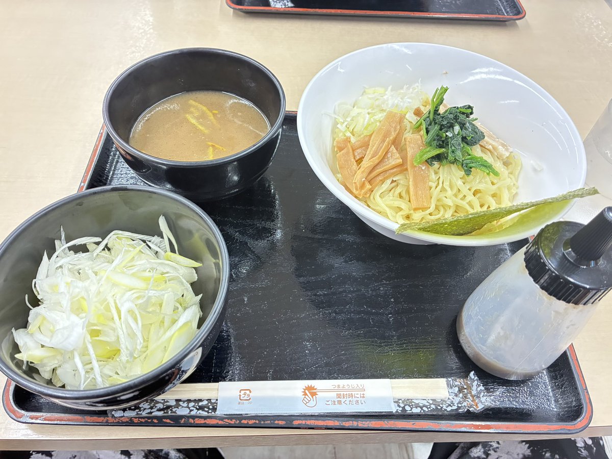 Syankusu4_'s tweet photo. 早めの夕食をゆにろーずで食べた後に、施設内のミニクレーンゲームでシャンクスと赤船員？取ったよ https://t.co/xPY8fKFVmj