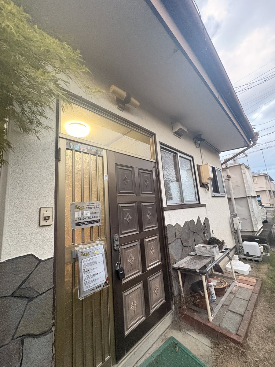withmo0111's tweet photo. 【謎解きカフェ&空き家脱出フランチャイズ】

今日は静岡で、ジェリーの謎解きルームさんのフランチャイズ見学でした。土日稼働のみでこの賑わいはすごい。マダミスではないですが、謎解きファンは全国にいるのと、治安がとにかくいいので、平和に運営したい人にはオススメ。あとイベントとかにも使えるのでスポット収入も増���せそう。僕もここでイベントしたいな！棚にはたくさんのゲーム���あるので、大人でも時間を忘れて楽しめる空間でした！

下記、情報です！本部許可、確認いただいてます。

＠tanteijelly 
＠syujune 

◾️謎解きカフェ
・土日営業のみで利益50万
・カフェなのに客単価5,000〜10,000円
・広告費1〜2万
・謎(商品)が増えるたびリピート
※条件
席数30、家賃20万、駅徒歩10分

再現性 ★★★★
収益性　★★
※平日稼働したら★★★
本部サポート　★★★
競合優位性　★★★★
向いてる方　エンタメ、不動産、飲食カフェ運営

懸念
お客様の滞在時間が異様に長い(3〜4時間)
もう少しリピート率あげて、気軽に通いまくれる何かつくれないか、サブスクなど。

◾️空き家脱出
・土日営業のみ、1日売上6〜8万
・家賃3万
・インフルエンサー集客で再来月まで満��
・利益30〜40万
・全国の空き家で再現性あり
・内装費用ほぼ無し

再現性 ★★★★
収益性　★★
本部サポート　★★★★
競合優位性　★★★★★
向いてる方　エンタメ、不動産、飲食カフェ運営

懸念
空き家見つけれないと厳しい。
補助金もでるので、絡めれないか。
近くに謎解きカフェ(ファン)がいないと、集客が少し難しそう。