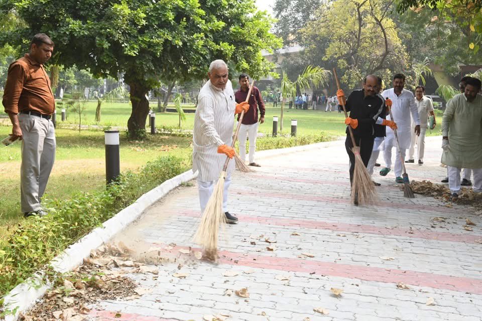 shivprakashbjp's tweet photo. “सेवा मेरा योगदान” के अंतर्गत दिल्ली के दीनदयाल पार्क में कार्यकर्ताओं के साथ स्वच्छता एवं वृक्षारोपण गतिविधि में भाग लिया ।
#SevaSankalpAbhiyan
#SevaMeraYogdan https://t.co/J1RrGuYuux