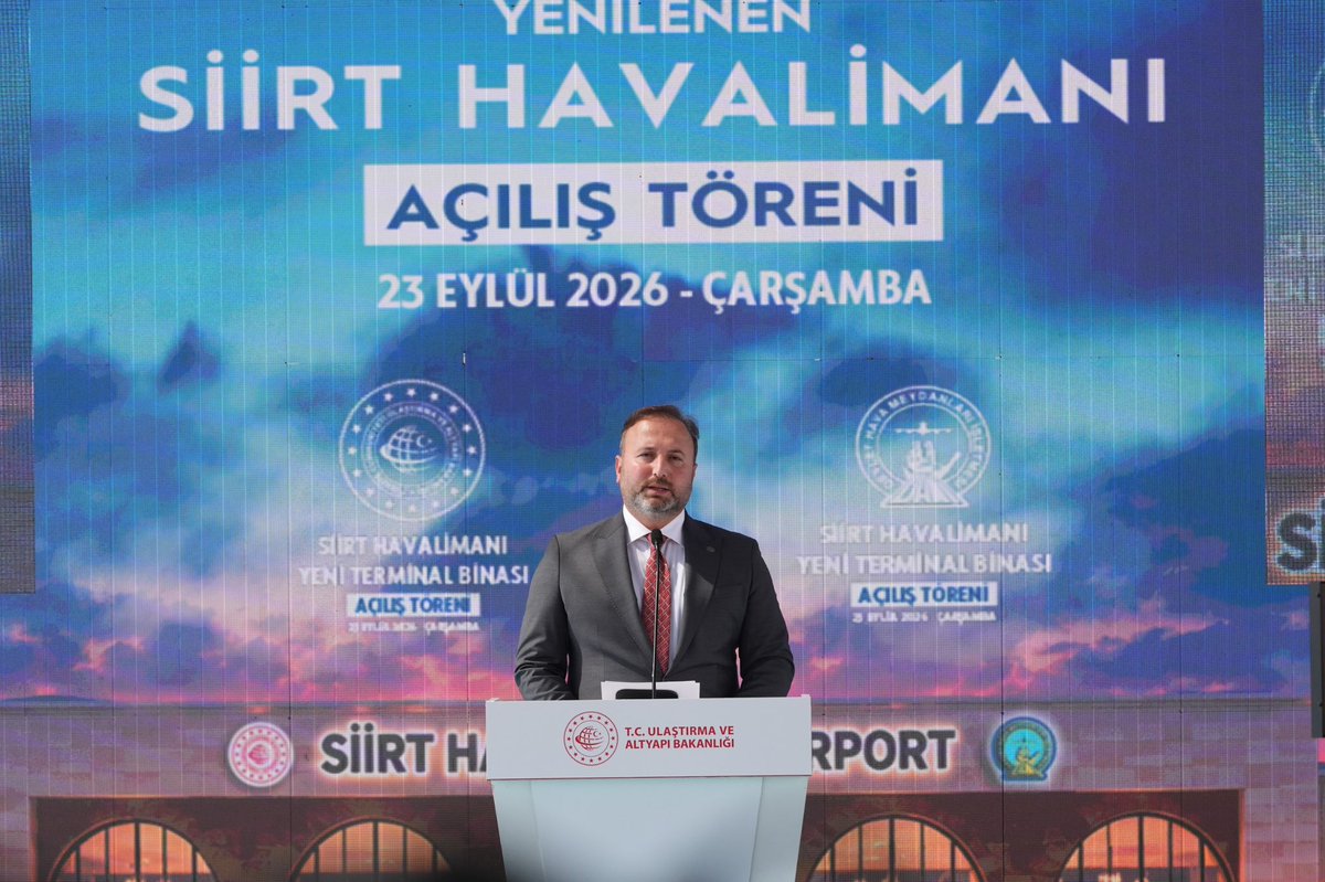 cakmakfatih's tweet photo. ✈️ Siirt’in gökyüzüne açılan kapısında Türkiye Yüzyılı’na yakışır yeni bir dönem başlattık!

Ulaştırma ve Altyapı Bakanımız Sayın @a_uraloglu’nun teşrifleriyle Siirt Havalimanımızın resmî açılışını gerçekleştirdik.

Yenileme çalışmalarıyla;

🏢 Terminal binamızı 3 bin 135 m²’ye çıkardık,
🧳 Yıllık yolcu kapasitemizi 250 bine ulaştırdık,
🛫 Kule, teknik merkez ve güvenlik altyapımızı tamamen yeniledik.

Bölge ulaşımına, ticaretine ve turizmine güç katacak bu dev yatırım için Cumhurbaşkanımız Sayın @RTErdogan’a ve süreçte desteklerini esirgemeyen Ulaştırma ve Altyapı Bakanımız Sayın Abdulkadir Uraloğlu’na şükranlarımı arz ederim.

Emeği geçen tüm çalışma arkadaşlarıma ve DHMİ ailemize teşekkür ediyor; yatırımımızın ülkemize, milletimize ve Türk havacılığına hayırlı olmasını diliyorum. 🇹🇷