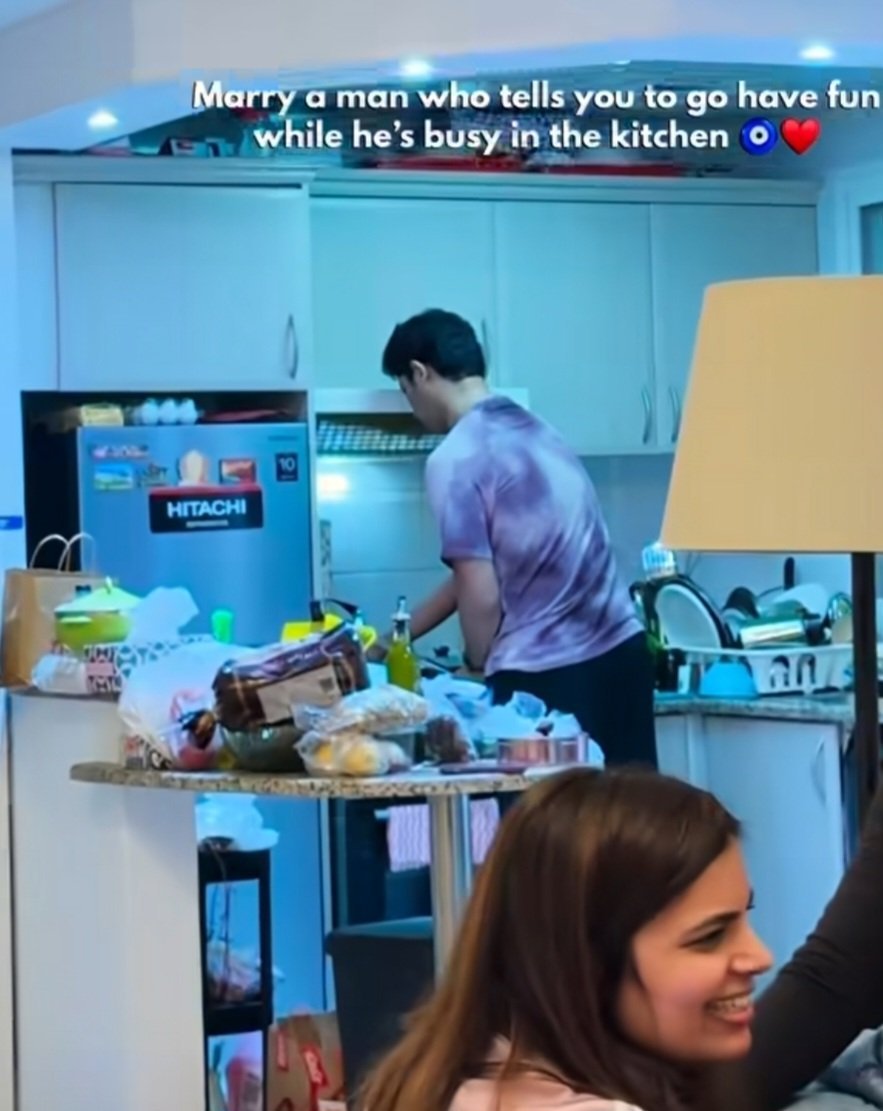 LambaMandip's tweet photo. Marry a Women who tells you to go have fun with your friends while she's busy in the kitchen https://t.co/XSBIRfgCzs