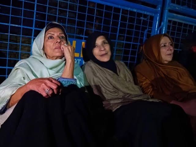 MehboobaMufti's tweet photo. It is deeply distressing that Pakistan, which is the chief mediator of peace between war torn Iran and America, is showing such little tolerance for dissent at home. Detaining Imran Khan’s sisters for standing up for their brother’s freedom is deeply troubling. I hope the saner voices in the establishment will speak out against such arbitrary use of power and that the sisters will be released soon.