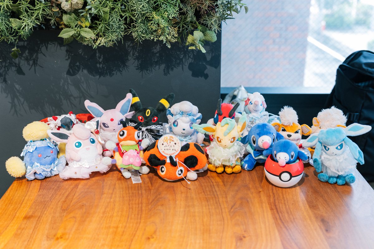 nigredo_black's tweet photo. 最初のテーブルでご一緒した方々のポケモンたち。みんなお洒落してて可愛い。私のリュックが写り込んでいてごめんなさい案件ですわ……。

#yamaほど飲もうぜ202609 https://t.co/uHCeEXKiiZ