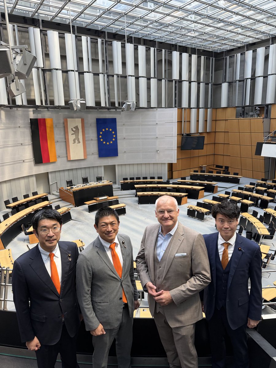 jinkamiya's tweet photo. ベルリン州議会議事堂を訪問してきました。
案内してくださったのはAfD の州議会議員のヒュー•ブロンソンさん。

プロイセン時代の建物を改修していますが、弾痕なども残っていて歴史を感じられました。
壁にはたくさんの肖像画が飾られていて、
ベルリンの壁を無くしたゴルバチョフ書記長やブッシュ大統領の絵も飾られてました。

選挙が終わったばかりのベルリン州議会ですが、共産系政党が躍進したことで、いろいろ議論がまき起こりそうです。