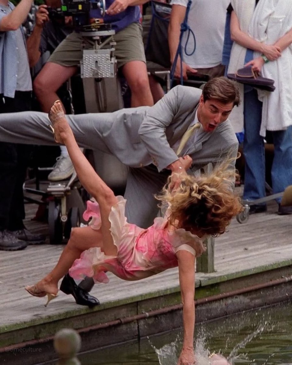 timeculture's tweet photo. Sarah Jessica Parker caiu no lago do Central Park durante as filmagens de “Sex and the City”. O detalhe? Ela estava usando um vestido de US$ 3.200 e uma bolsa Dior. https://t.co/bZyRxazPuE