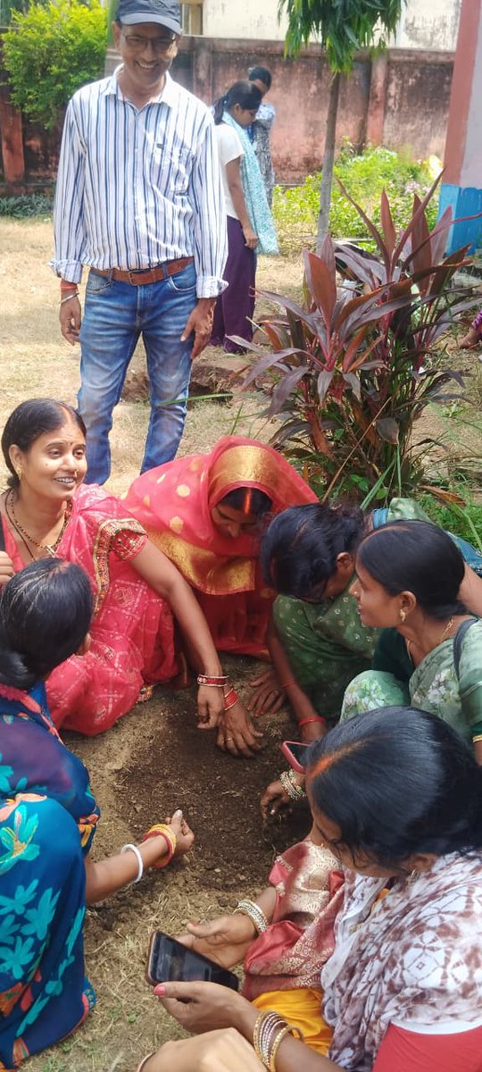 rohtaskvk's tweet photo. Krishi Sakhis participated in Natural Farming training at KVK Rohtas, Bikramganj and learnt about preparation of soil mixture for growing different vegetables seedlings and papaya saplings. https://t.co/iBbz2Ju2V9