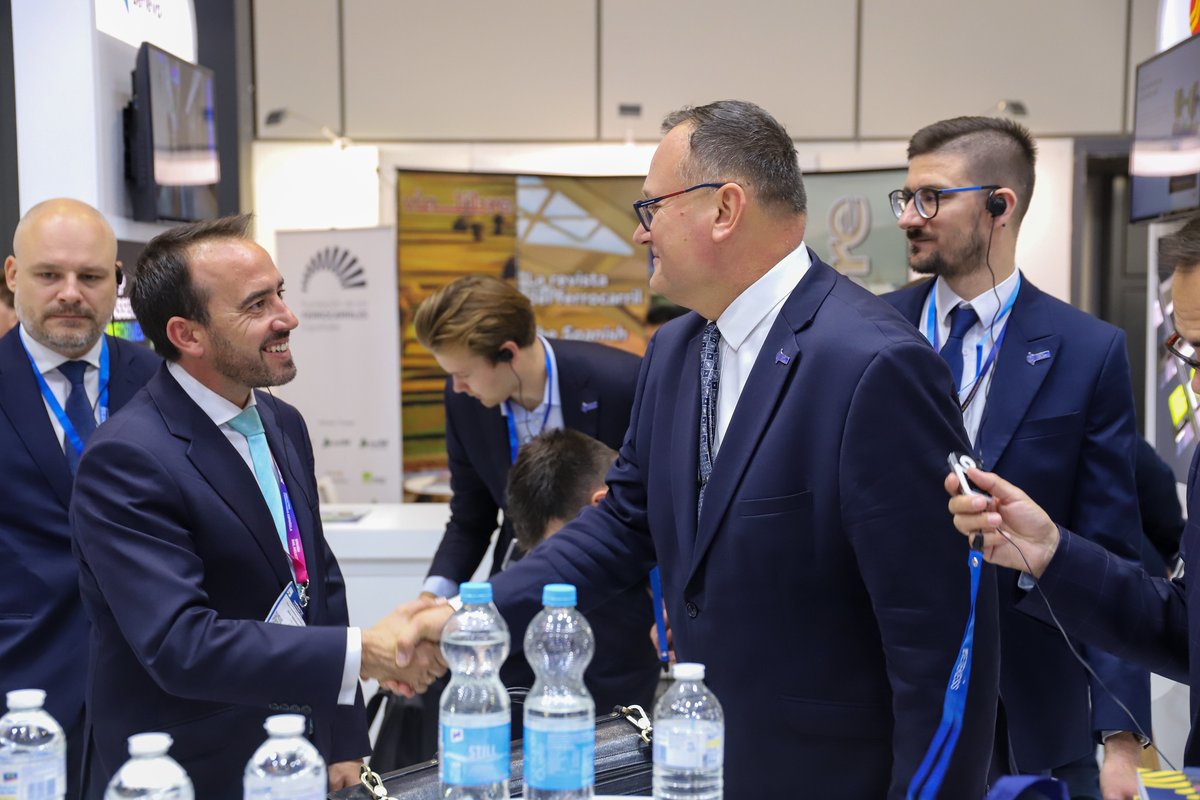 CentrumTM's tweet photo. Drugi dzień #InnoTrans2026 rozpoczęliśmy spotkaniem z @MafexSpain i przedstawicielami 20 zrzeszonych w nim firm. 

Rozmawialiśmy o rozwiązaniach dla kolei – od bezpieczeństwa po utrzymanie taboru. 

Port Polska reprezentował Piotr Rachwalski, członek zarządu ds. Kolei. https://t.co/2pWs2RdlJt