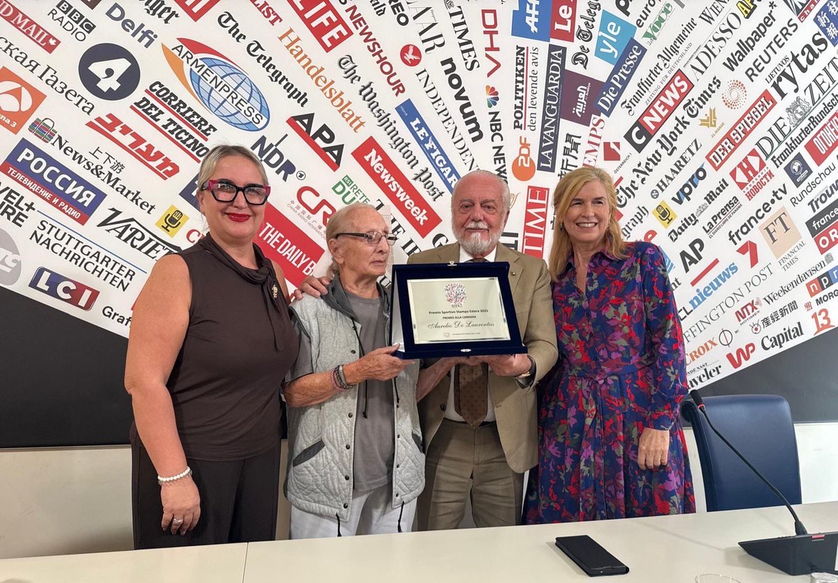 ADeLaurentiis's tweet photo. Sono davvero onorato di essere stato insignito del "Premio alla Carriera dell'Anno 2025", conferitomi dall'Associazione della Stampa Estera in Italia, in virtù dell'impegno costante nel dare opportunità ai giovani di Napoli, promuovendo lo sport come strumento di crescita, inclusione e valore sociale e valorizzando, innovando e portando avanti con professionalità e spirito imprenditoriale la SSC Napoli.