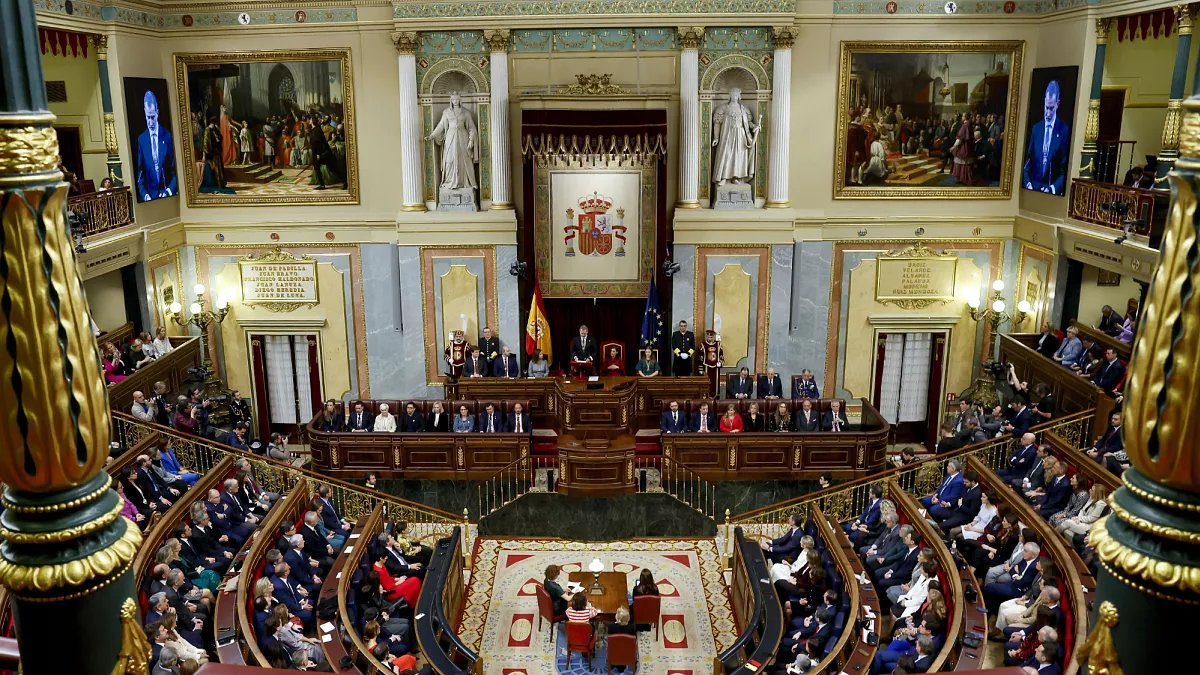 R_R_N_ews's tweet photo. A lawmaker was removed from a session of the Spanish Parliament for brandishing a can of pepper spray.

#Spain #Ceuta #EU #Macron #Merz https://t.co/21097Q177p